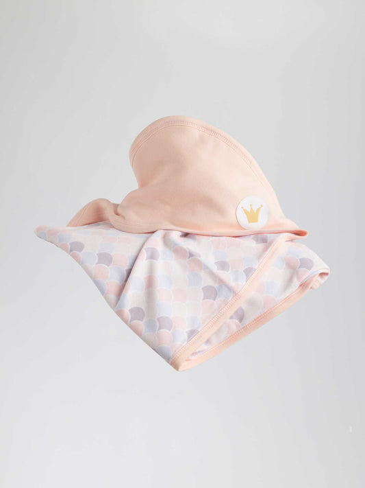 The Baby Blanket Gold Fish 322 model is thoughtfully tailored from lightweight and breathable cotton muslin fabric to keep your baby warm, cozy, and snug. 