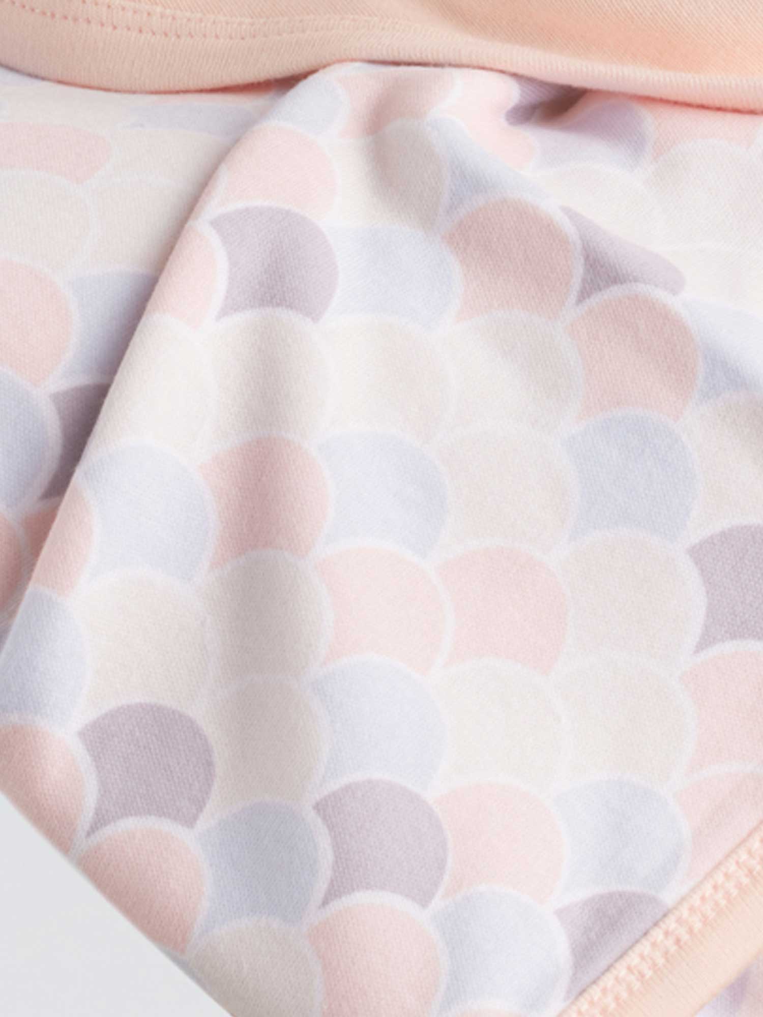The special fish scales print will make the little one feel like a fish after bath.