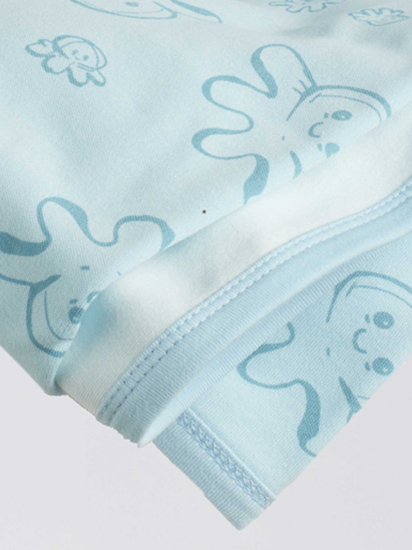 Baby Blanket Sea Friends 339 is made from 100% cotton certified with Oeko-Tex Standard 100 that ensures no harmful substances were used in its manufacture, so you can trust that your little one is wrapped up in comforting, safe material.