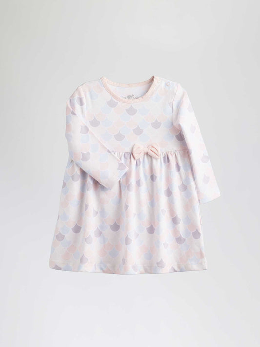 Baby Dress Gold Fish 325 is the perfect choice for a comfortable and stylish look. Made from high-quality materials, this dress is designed with clippable buttons on the shoulder to make changing clothes quicker and easier.