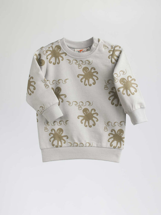 The Baby Jumper Sea Friends 337 makes playing and learning fun! This soft cotton jumper features a fun sea-creatures pattern, while the round neckline allows extra room to make it easy to take on or off.