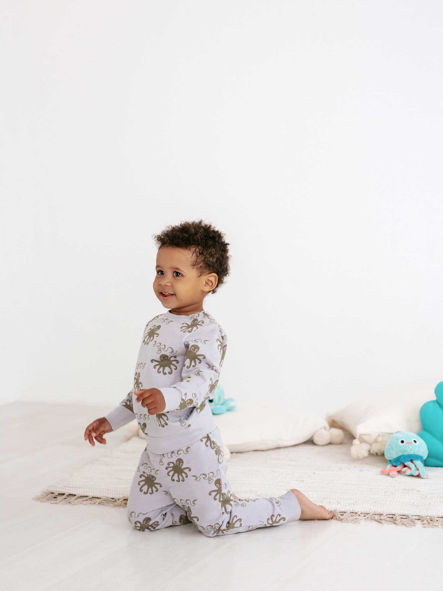 The heavy ribbed cuffs around waist and arms in Baby Jumper Sea Friends 337 offer added comfort and warmth for your little one – perfect for fun days at home with family or adventuring in the outdoors.