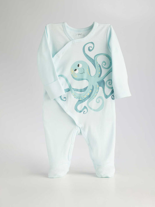 Keep your little ones moving around easily and comfort with the Baby Overall Sea Friends 331! It is made of especially soft lightweight cotton, allowing toddlers to move freely. 