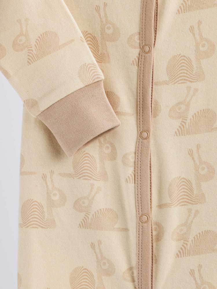 Infant overall with snails model 282. Bigger sizes have elastic sleeves