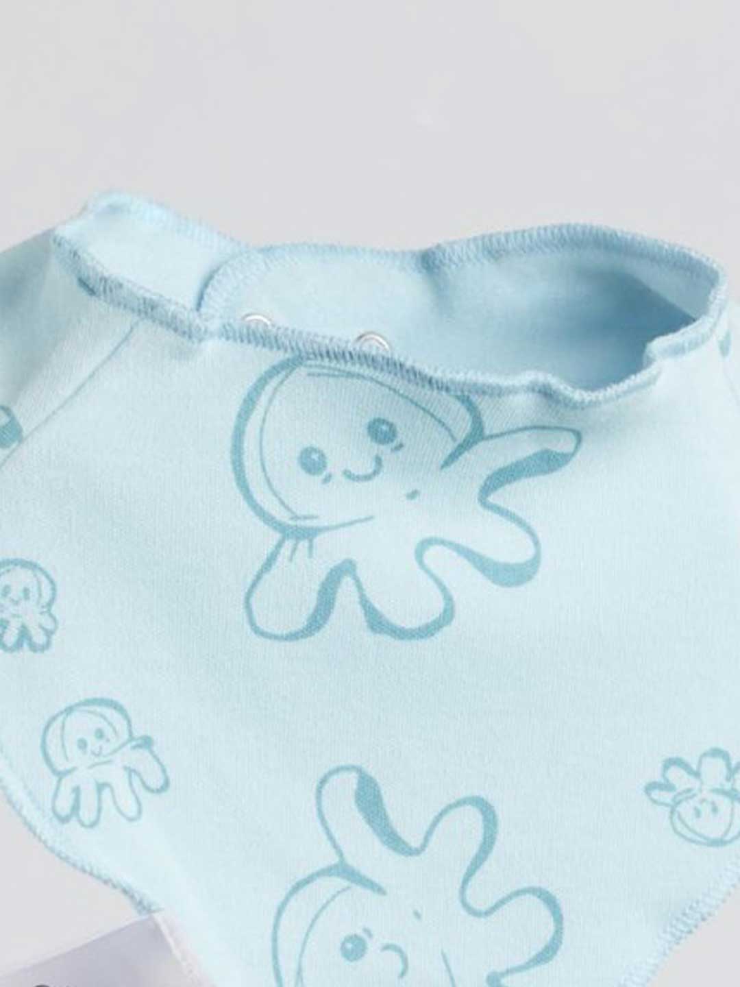 The fully adjustable snaps make Baby Scarf Sea Friends 341 suitable for babies 0 to 6 months old while ensuring maximum comfort and style.
