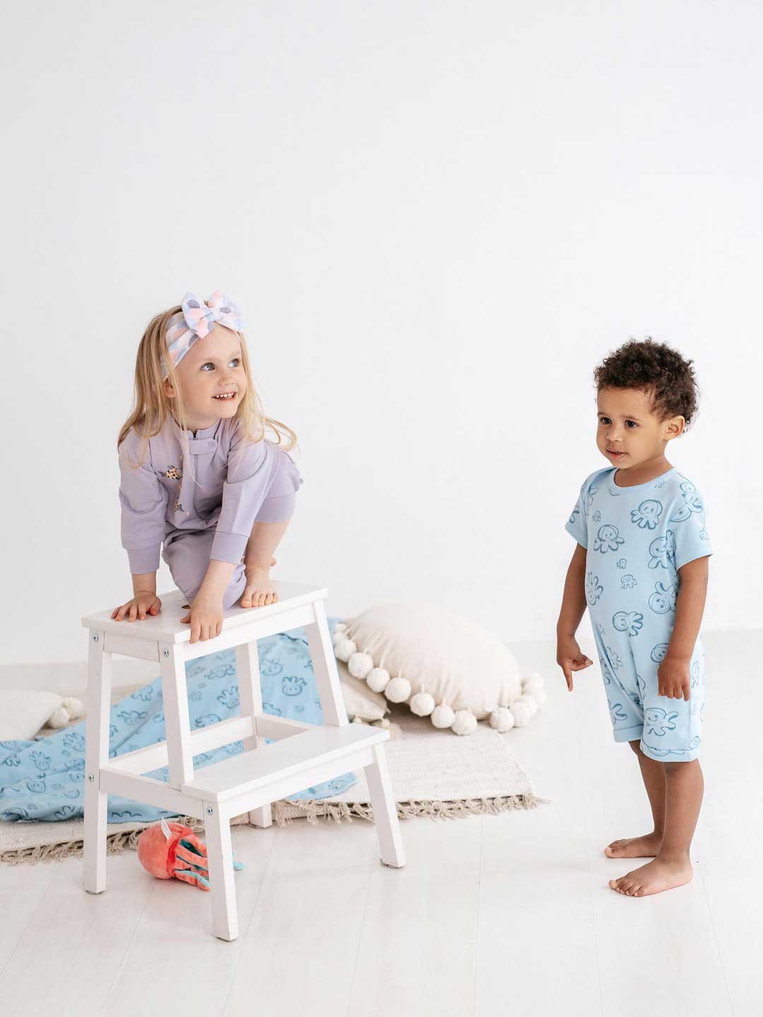 Boy and girl wearing Crysia Infant Overalls. The boy wears Infant Overall Short Sea Friends 344 and the girl Infant Overall with long sleves and Squirell model