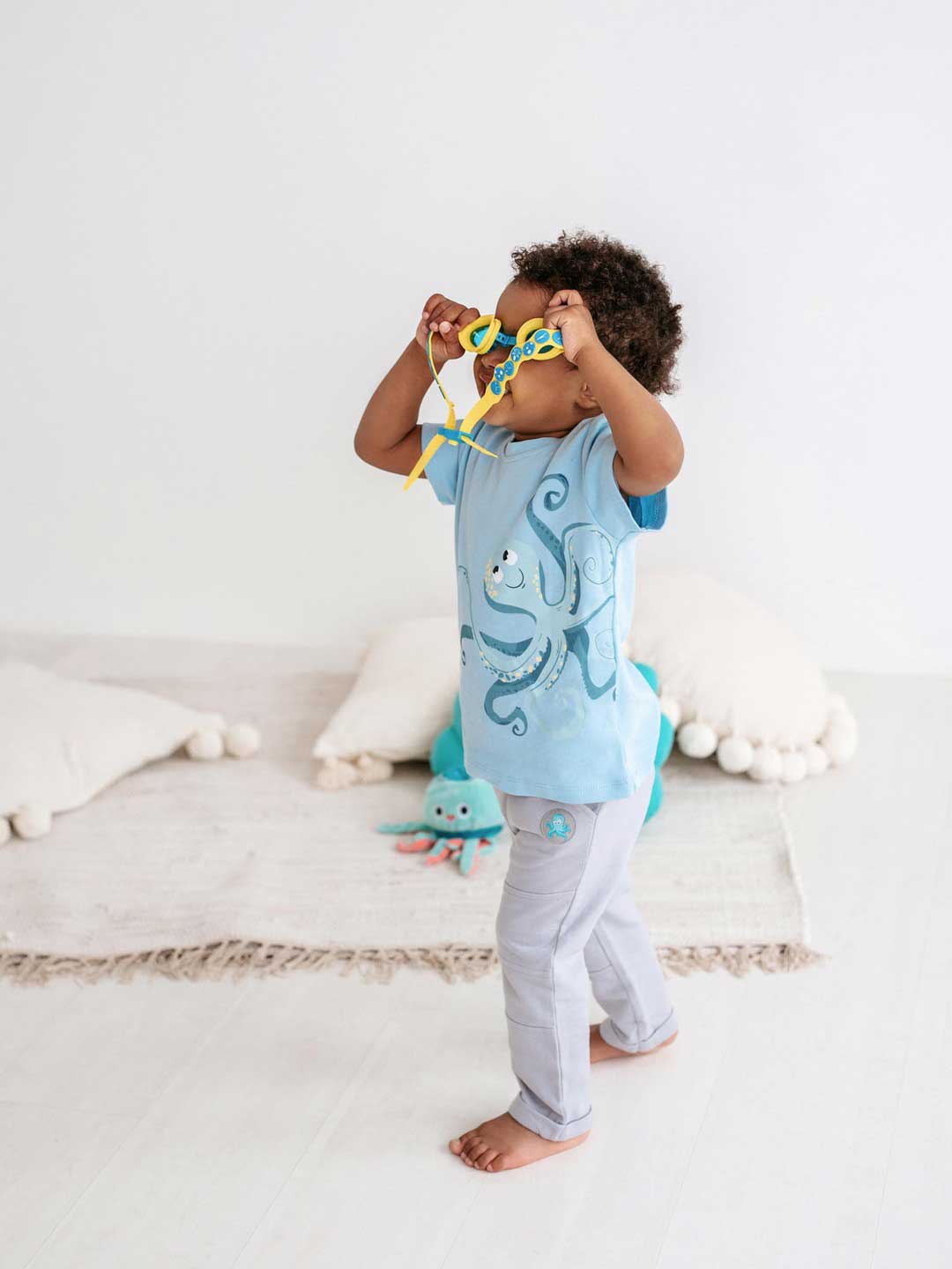 Baby T-shirt Sea Friends 343 is designed with two clippable buttons in the neck area, making it easier for parents to change their baby’s clothes. 