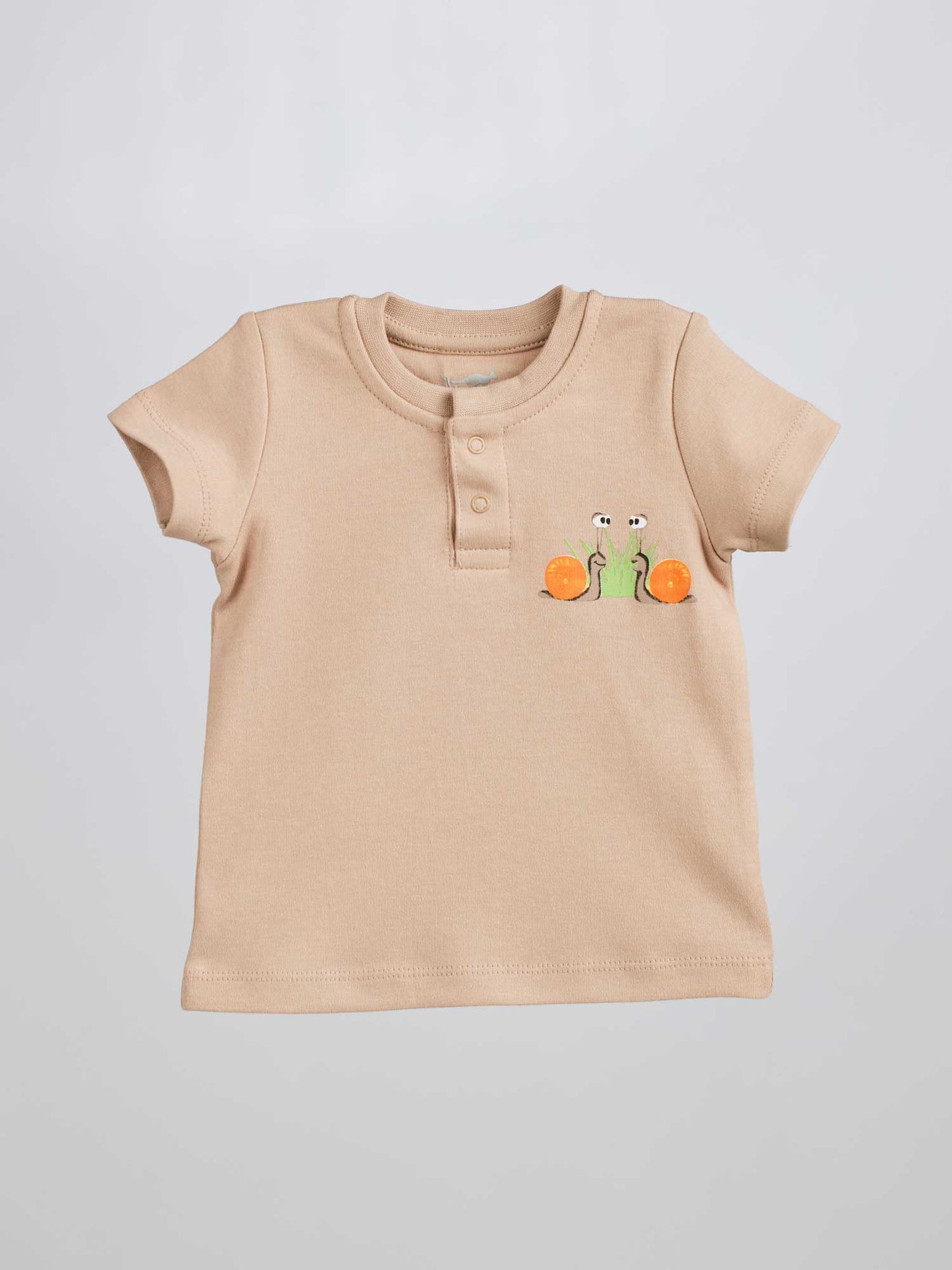 This modern Baby T-shirt Snails 299 is perfect for your child's everyday wardrobe. Ideal for both girls and boys, the lightweight fabric provides all-day comfort, while the minimalistic design with a playful snail print makes it a timeless classic. 