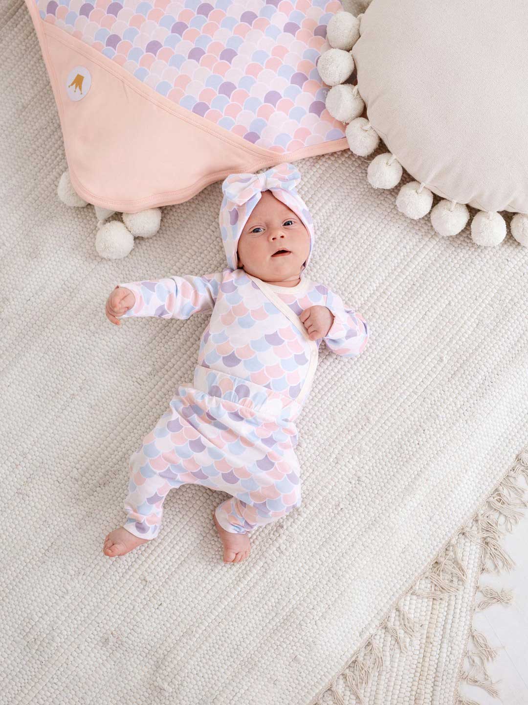 With a unique bear and bunny design pattern perfect for both boys or girls, Infant Bodysuit Gold Fish 301 comes in 7 sizes - 50/56/62/68/74/80/86 and fastens securely with buttons at the back or side (kimono style). 