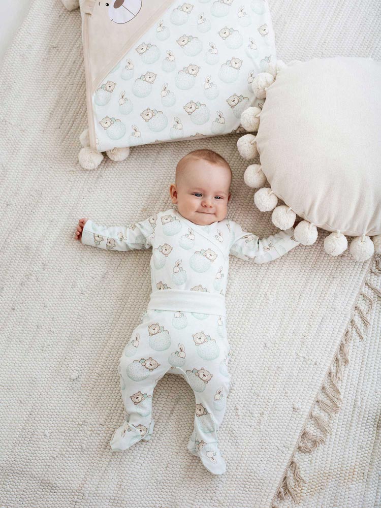 The Infant Pants Bear & Bunny 372 feature an eye-catching design that includes a cute bear and a funny rabbit, making them a stylish addition to any outfit.