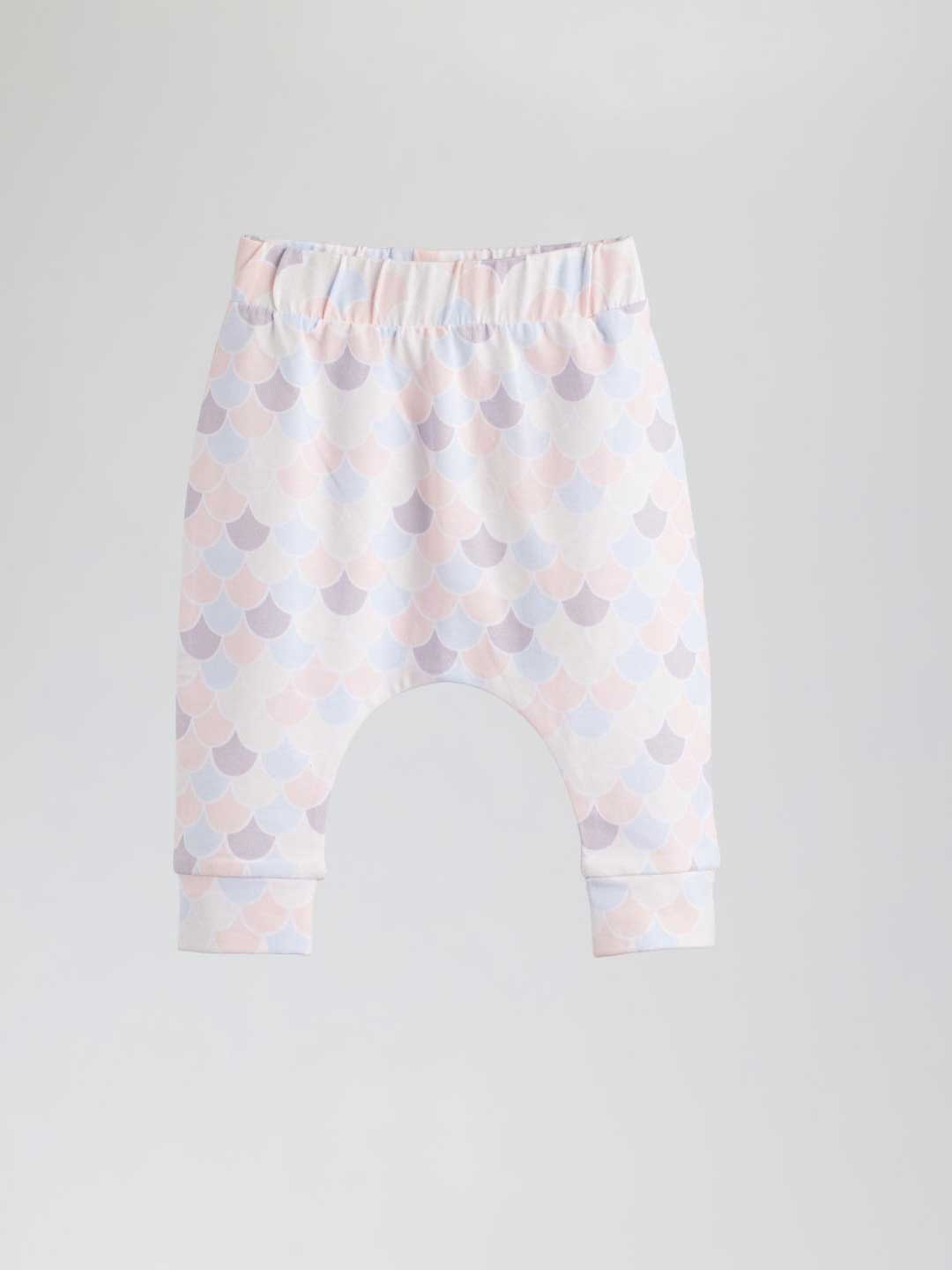 Infant Pants Gold Fish 306 are perfect for your baby’s daily needs. The wide rubber in the waist of our pants will not pinch or press against their delicate belly while they move around and explore.