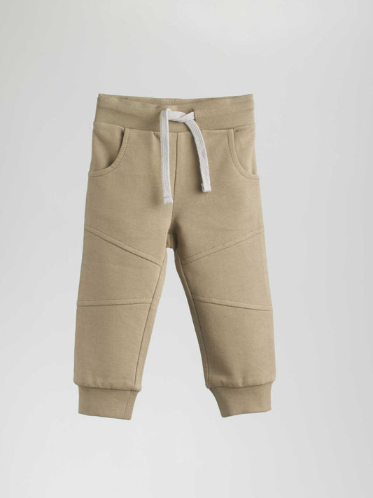 Infant Pants Sea Friends 335 provides cozy and stylish trousers designed with comfort in mind. Made out of 100% cotton, the soft material keeps your child away from any skin irritations. With adjustable straps, it is easy to secure the perfect fit as your youngster grows.