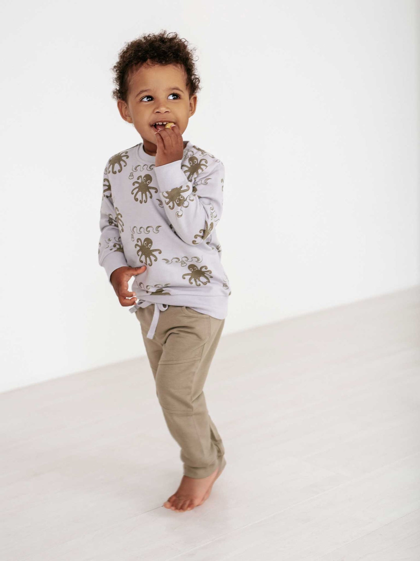 Infant Pants Sea Friends 335 provides cozy and stylish trousers designed with comfort in mind. Made out of 100% cotton, the soft material keeps your child away from any skin irritations.