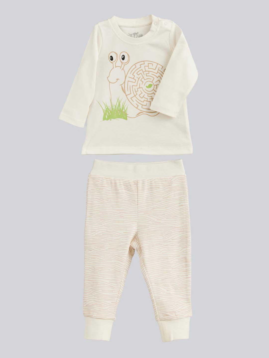 Surround your little loved one in the comfort and warmth of newborn pajamas Snails 300.