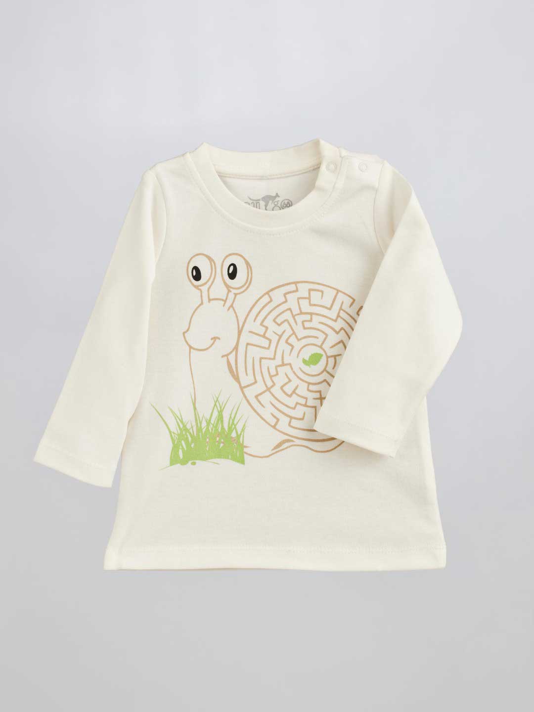 The pajama blouse from the newborn pajama set Snails 300 features a cute snail on the front