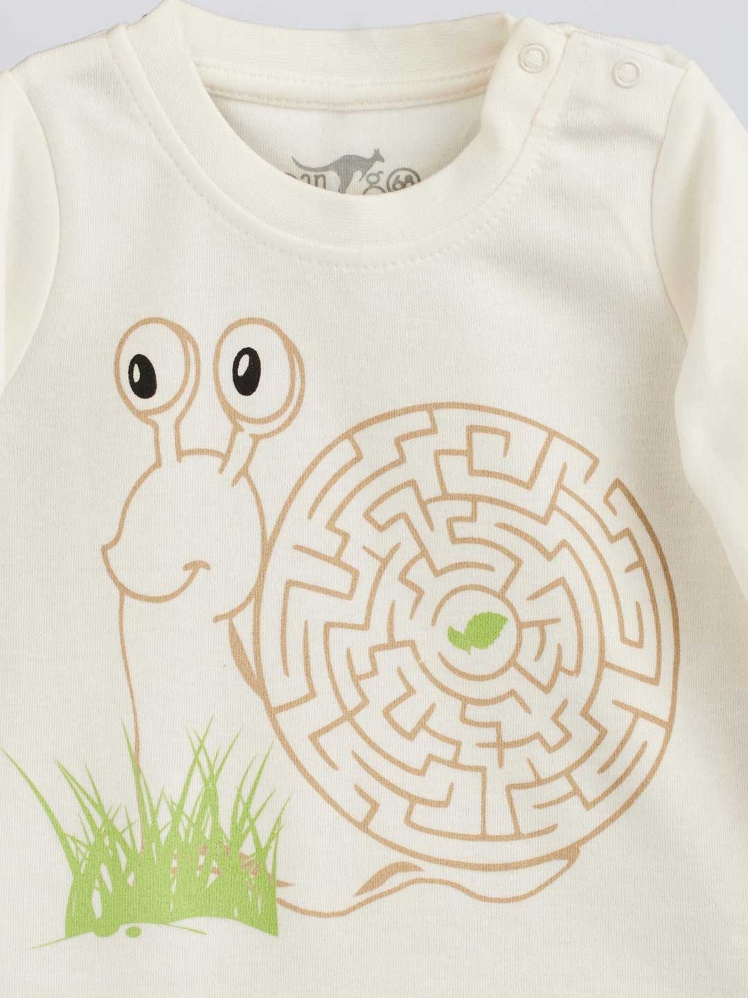 The Snail print from newborn pajamas Snails 300 blouse features a cute smiling snail that has the shell drawn like a maze, with a green leaf in center of the shell/maze. Tufts of grass sit in front of the snail.