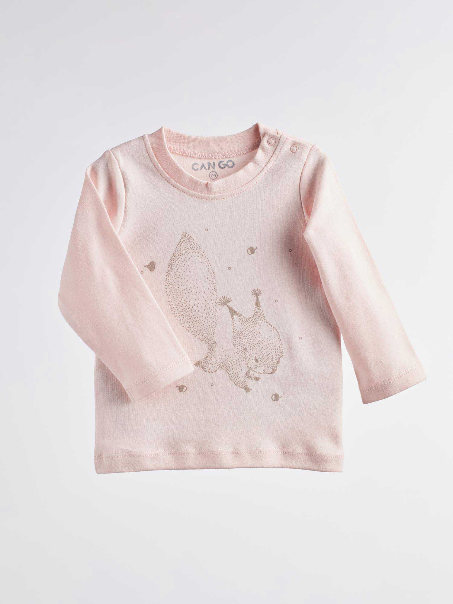 The pajama blouse from newborn pajamas set Squirrel 362 features clippable buttons at the neck and a cute squirrel prin in front