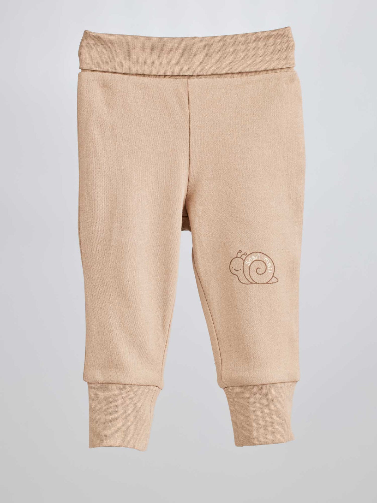 The snail pants 280 for newborn are very comfortable for the little ones. Made from 100% quality cotton, with snail print and warm collors, the infant pants allow your child to move easily and feel nice and warm while wearing it.
