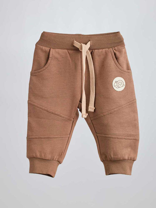The snail pants 295 are very comfortable for the little ones. Made from 100% quality cotton, with snail print and warm collors, the infant pants allow your child to move easily and feel nice and warm while wearing it.