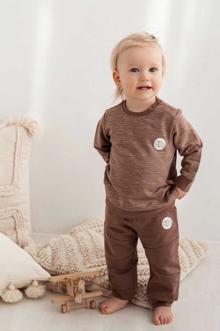 The snail pants 295 are very comfortable for the little ones. Made from 100% quality cotton, with snail print and warm collors, the infant pants allow your child to move easily and feel nice and warm while wearing it.